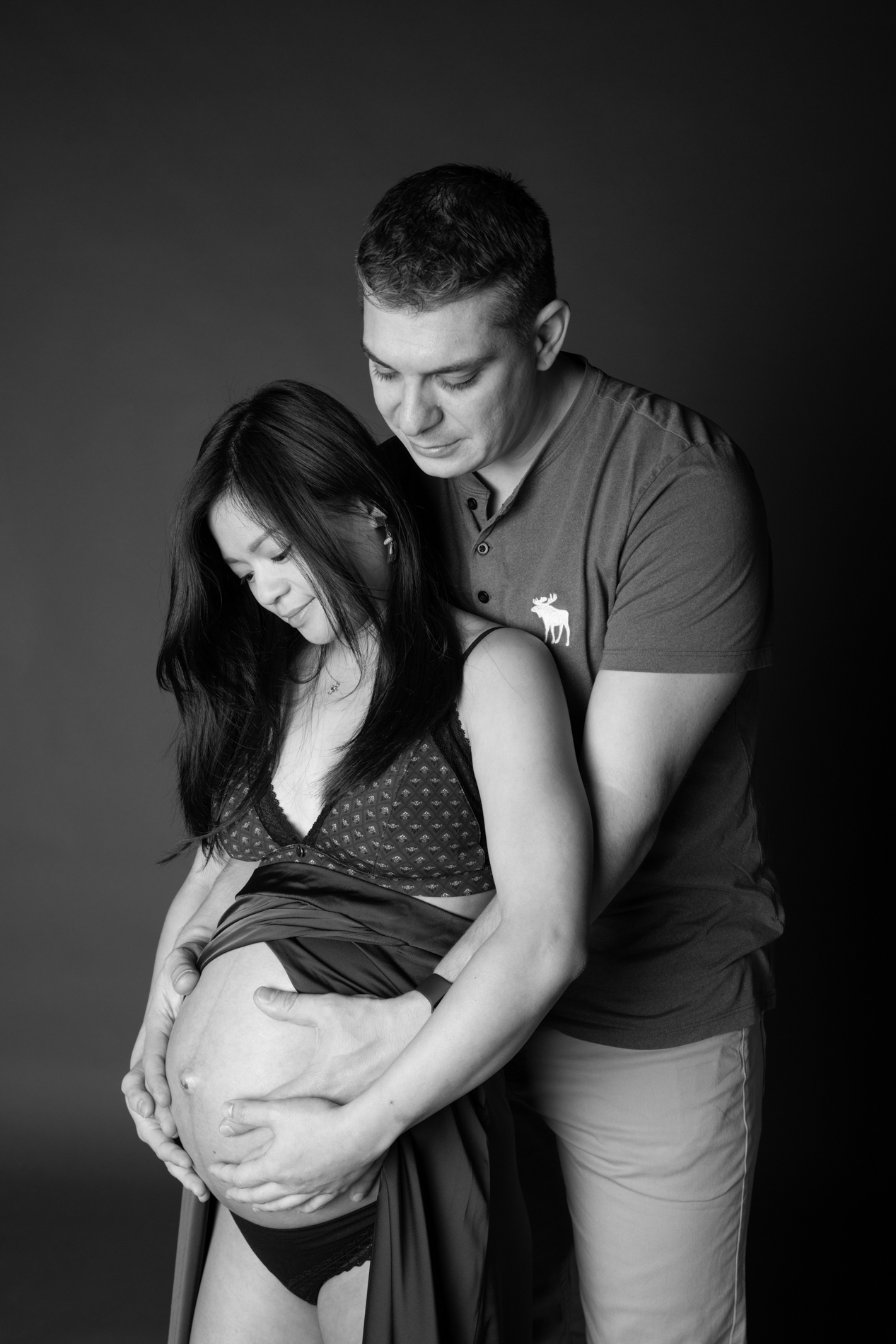 Photo studio noir et blanc couple grossesse