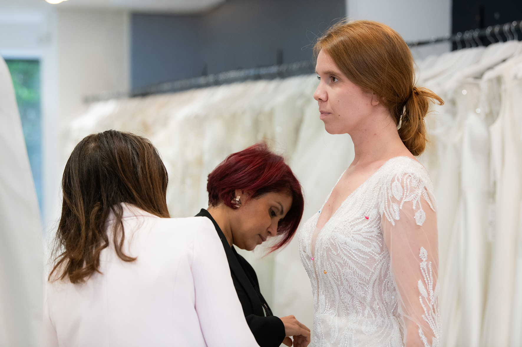 La mariée choisit sa robe